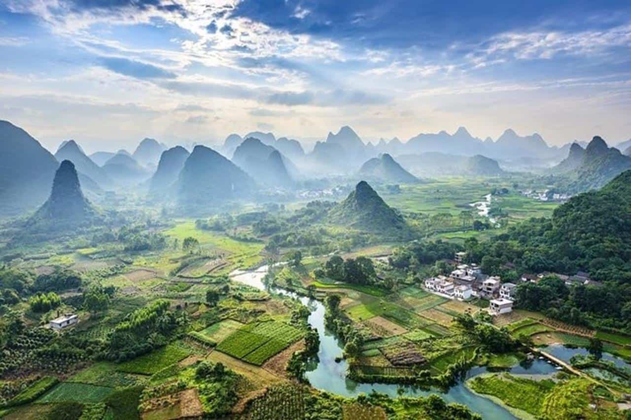 Sungai Li - Guangxi, 1. Tembok Besar Tiongkok – Beijing, 2. Tentara Terracota – Xi’an, 3. Kota Terlarang – Beijing, 4. Pusat Penelitian Perkembangbiakan Panda– Chengdu, 5. Patung Buddha Raksasa Leshan - Sichuan, 6. Taman Hutan Nasional Zhangjiajie – Hunan, 8. Gunung Taishan – Shandong, 9. Sungai Li - Guangxi, 10. Taman Klasik di Suzhou - Jiangshu