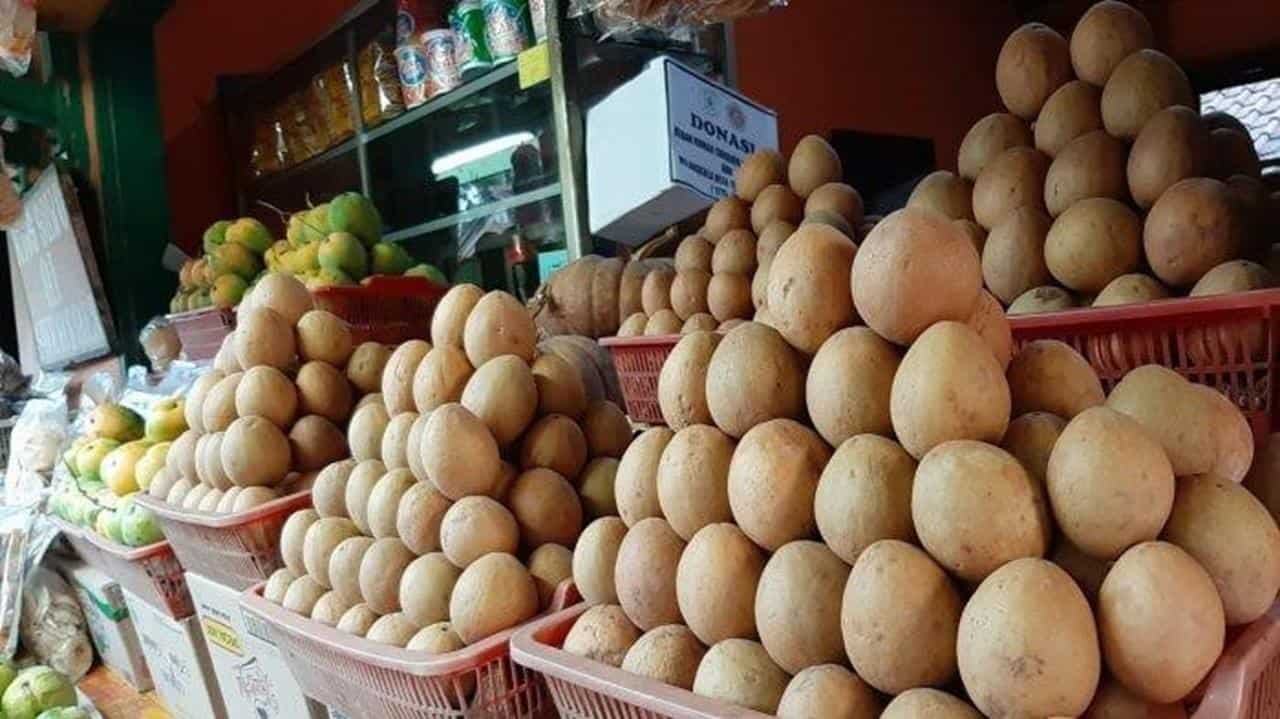 Sawo Citali, 1. Tahu Sumedang, 2. Salak Bongkok, 3. Ubi Cilembu, 4. Opak Ketan, 5. Sawo Citali, 6. Emplod Sumedang, 7. Sale Pisang, 8. Oncom Sumedang, 9. Asinan Sukasari, 10. Jeruk Cikoneng