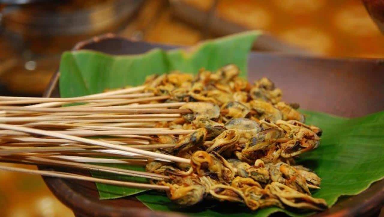 Sate Kerang, 1. Soto Lamongan, 2. Rujak Cingur, 3. Rawon, 4. Tahu Campur, 5. Bakso Malang, 6. Rujak Soto, 7. Nasi Krawu, 8. Lontong Balap, 9. Sate Kerang, 10. Pecel Lele