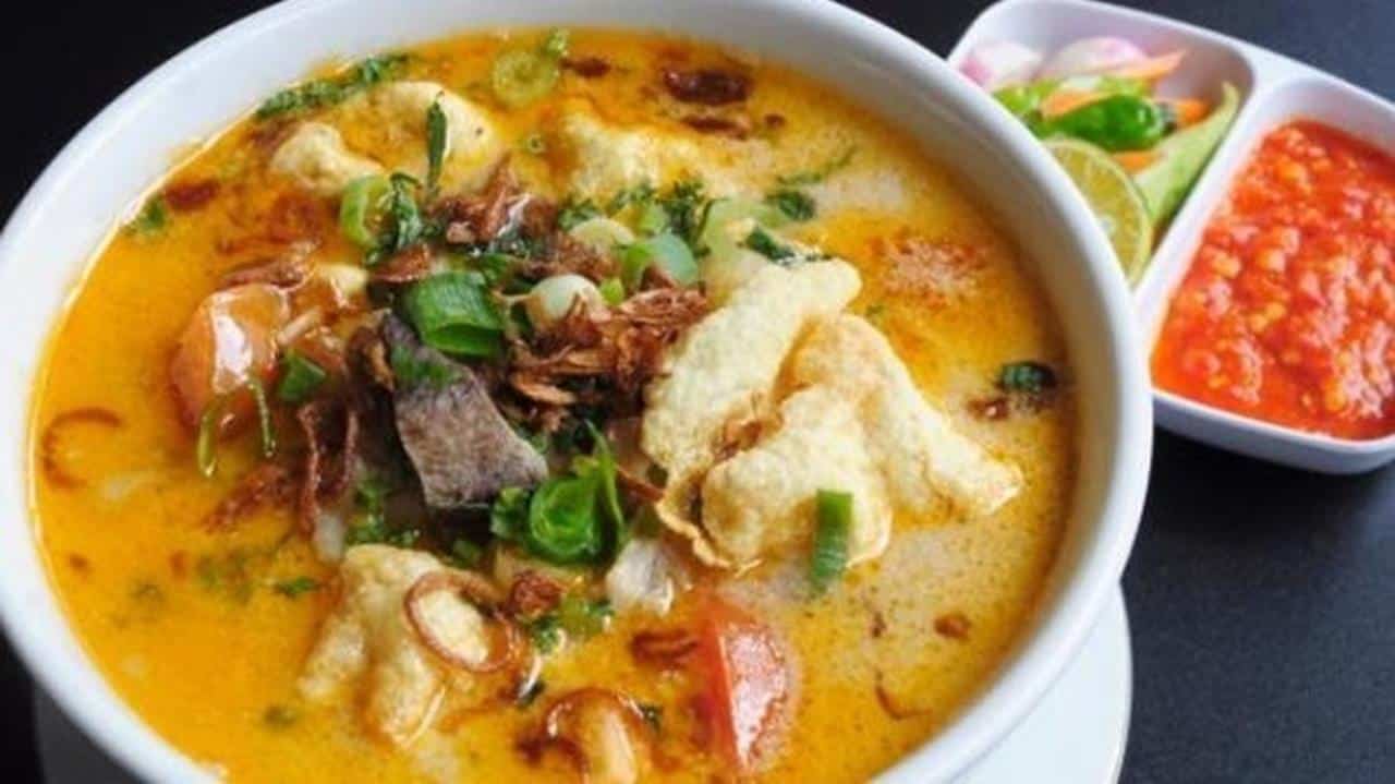 Soto Betawi, 1. Kerak Telor, 2. Nasi Uduk, 3. Gado-Gado, 4. Semur Jengkol, 5. Soto Betawi, 6. Ketoprak, 7. Roti Buaya, 8. Kue Cucur, 9. Sayur Babanci, 10. Bir Pletok