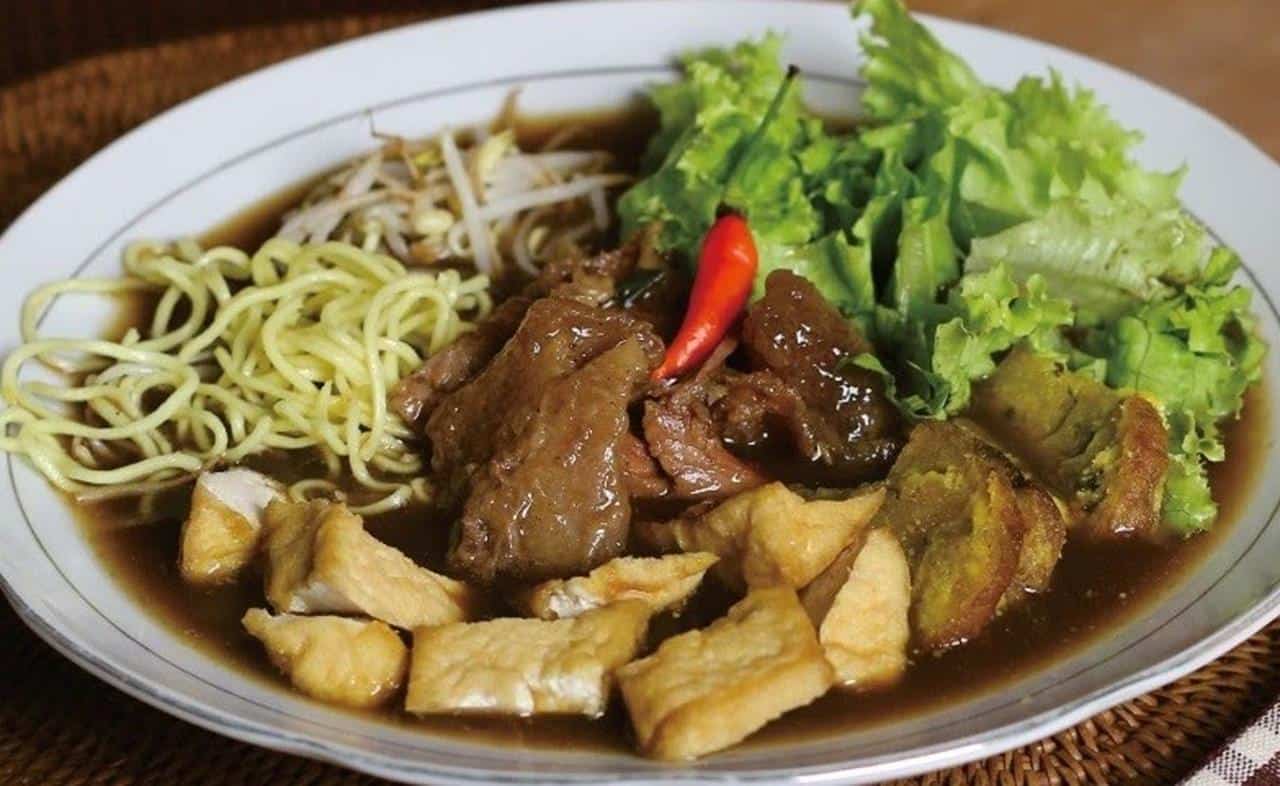 Tahu Campur, 1. Soto Lamongan, 2. Rujak Cingur, 3. Rawon, 4. Tahu Campur, 5. Bakso Malang, 6. Rujak Soto, 7. Nasi Krawu, 8. Lontong Balap, 9. Sate Kerang, 10. Pecel Lele
