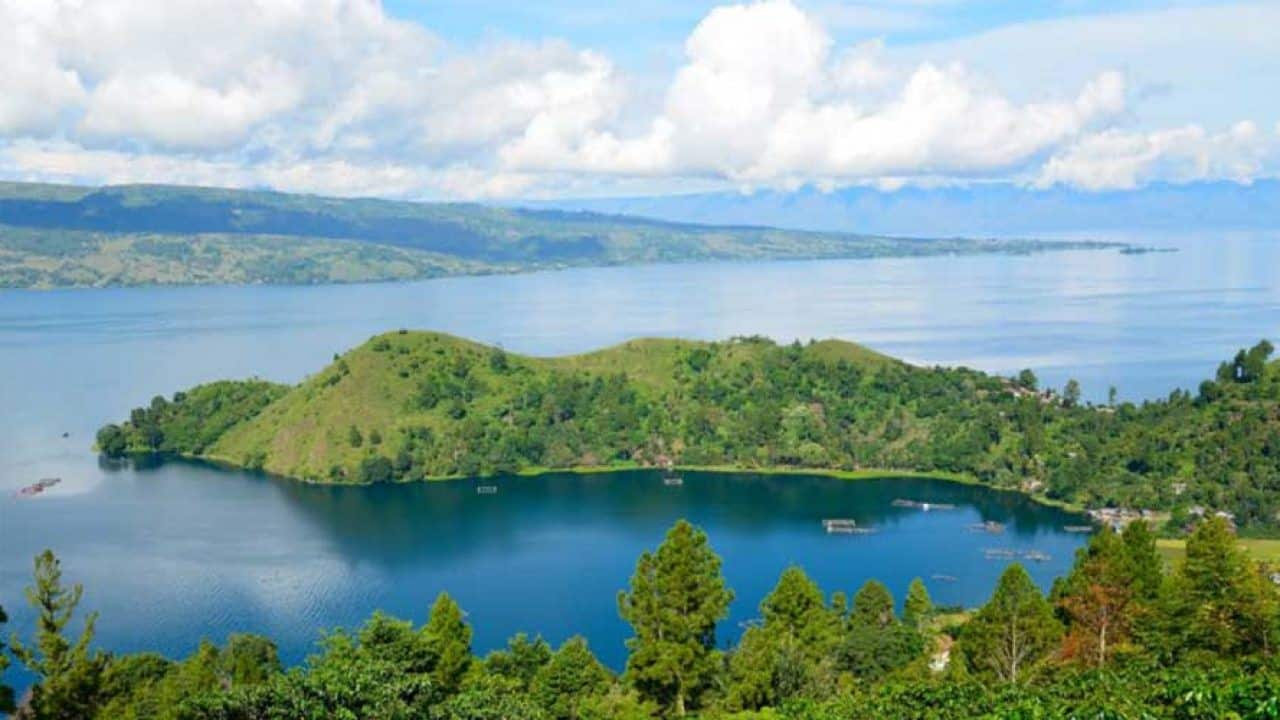 Tanjung Unta, 1. Bukit Holbung Samosir, 2. Air Terjun Sipiso-Piso, 3. Tanjung Unta, 4. Makam Raja Sidabutar, 5. Pertunjukan Tari Sigale-Gale, 6. Museum Huta Bolon Simanindo, 7. Bukit Pahoda, 8. Museum Batak, 9. Air Terjun Situmurun, 10. Pemandian Air Panas Pangururan