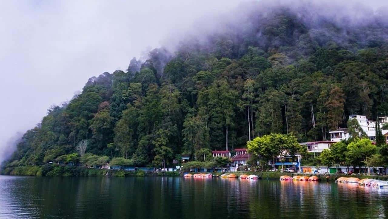 Telaga Sarangan, 1. Telaga Sarangan, 2. Air Terjun Pundak Kiwo, 3. Candi Sadon, 4. Mojosemi Forest Park, 5. Taman Wisata Genilangit, 6. Sumber Sejok, 7. Prasasti Sendang Kamal, 8. Telaga Wahyu, 9. Kedung Ngancar, 10. Gunung Lawu