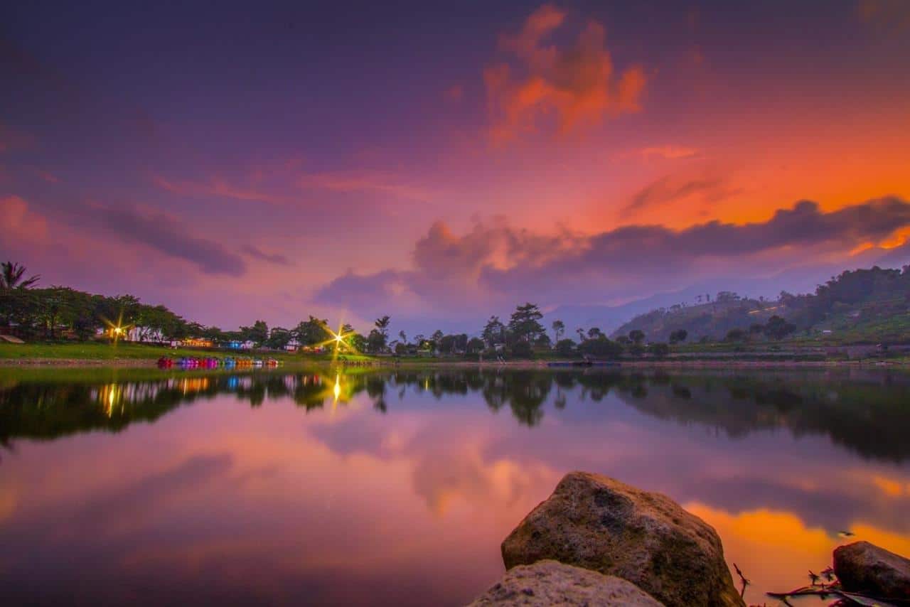 Telaga Wahyu, 1. Telaga Sarangan, 2. Air Terjun Pundak Kiwo, 3. Candi Sadon, 4. Mojosemi Forest Park, 5. Taman Wisata Genilangit, 6. Sumber Sejok, 7. Prasasti Sendang Kamal, 8. Telaga Wahyu, 9. Kedung Ngancar, 10. Gunung Lawu