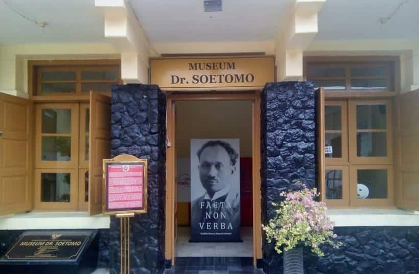 Museum Dr. Soetomo, 1. Taman Bungkul, 2. Museum Siola Surabaya, 3. Museum 10 November, 4. House Of Sampoerna, 5. Jembatan Merah, 6. Museum Dr. Soetomo, 7. Taman Prestasi Surabaya, 8. Makam Sunan Ampel, 9. Arca Joko Dolog, 10. Kota Tua Surabaya
