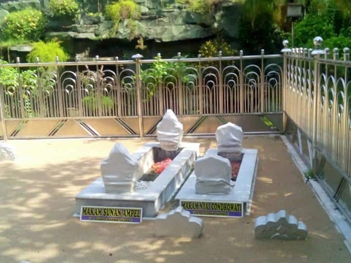 Makam Sunan Ampel, 1. Taman Bungkul, 2. Museum Siola Surabaya, 3. Museum 10 November, 4. House Of Sampoerna, 5. Jembatan Merah, 6. Museum Dr. Soetomo, 7. Taman Prestasi Surabaya, 8. Makam Sunan Ampel, 9. Arca Joko Dolog, 10. Kota Tua Surabaya