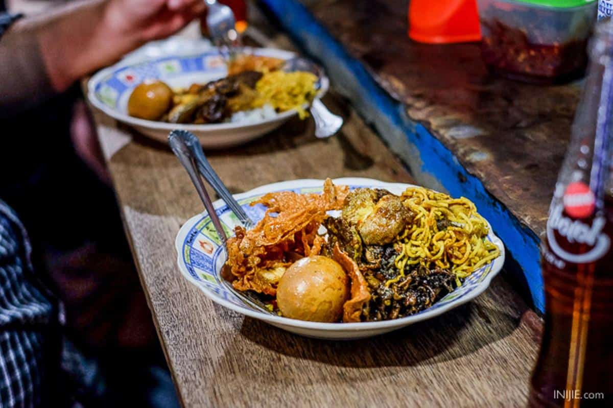 Nasi Cumi Pasar Atom, 1. Wdnsdy, 2. Bengawan Solo Coffee Wiyung, 3. Coffee Shop Elmi Hotel, 4. Dejavu Cafe &amp; Eatery, 5. Coffee Cafe, 6. Dahana Lounge Bar, 7. Soto Madura Wawan, 8. Padin Bu Dewi Achmad, 9. Nasi Cumi Pasar Atom, 10. Pecel Madiun Murni