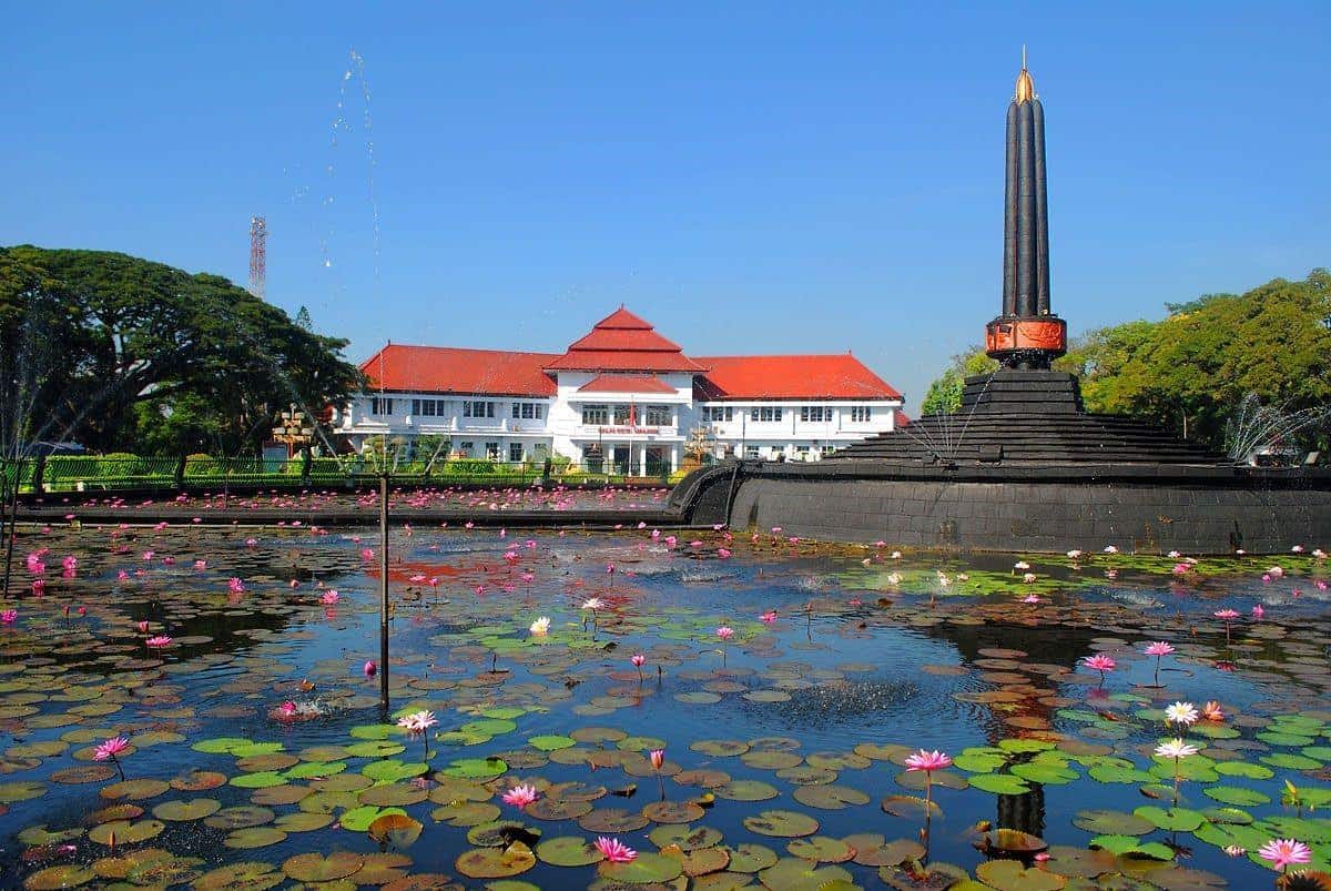 Alun-Alun Tugu, 1. Alun-Alun Tugu, 2. Taman Trunojoyo, 3. Kampung Tridi, 4. Kampung Warna-Warni Jodipan, 5. Kampung Biru Arema, 6. Brawijaya Edupark Senaputra, 7. Kampoeng Heritage Kajoetangan, 8. Alun-Alun Kota Malang, 9. Masjid Agung Jami’ Kota Malang