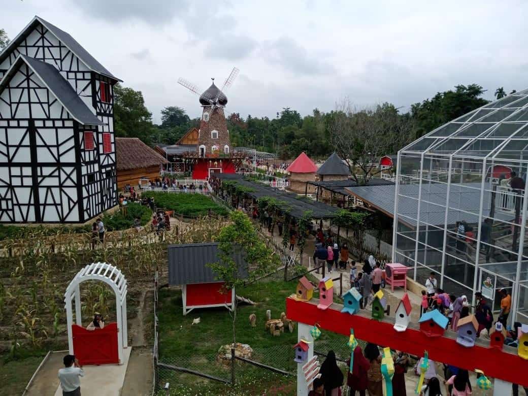Asia Farm Hay Day, 1. Taman Wisata Alam Mayang, 2. Pasar Bawah, 3. Asia Farm Hay Day, 4. Taman Wisata Agro Sei Pinang, 5. Taman Budaya Riau, 6. Perpustakaan Soeman H.S, 7. Rainbow Hills Rumbai, 8. Kampung China, 9. Trans Studio Mini Pekanbaru, 10. Masjid Agung An-Nur