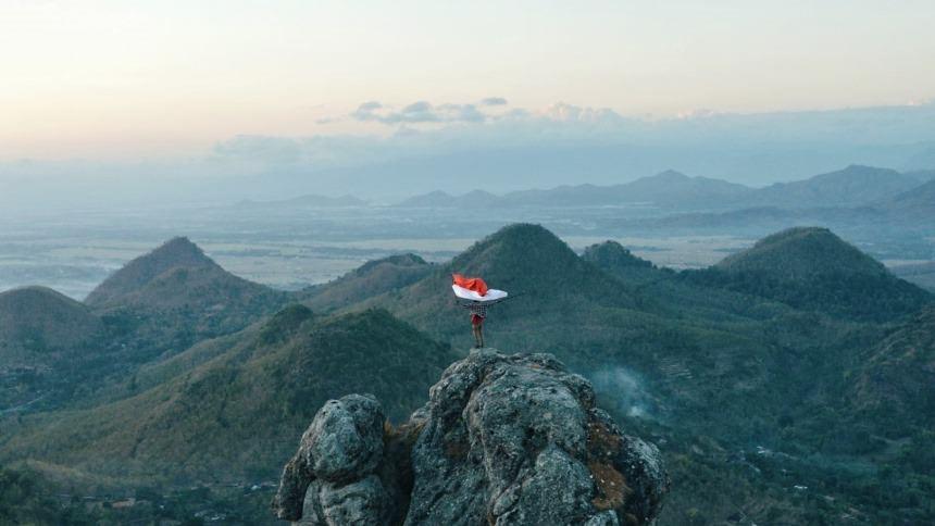 Bukit Cumbri, 1. Telaga Ngebel, 2. Bukit Cumbri, 3. Puncak Pringgitan, 4. Wisata Tubing Kali Jajar, 5. Gunung Beruk, 6. Kedung Gamping, 7. Tumpak Pare, 8. Air Terjun Kokok Sawoo, 9. Gunung Masjid, 10. Watu Semaur