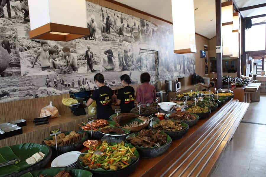 Bumbu Desa, 1. Dapur Sunda, 2. Dapur Kuring, 3. Bumbu Desa, 4. Talaga Sampireun, 5. Gubug Mang Engking, 6. Riung Sunda, 7. Rumah Makan Ampera, 8. Sambara Resto, 9. Ikan Bakar Cianjur, 10. Bensunda