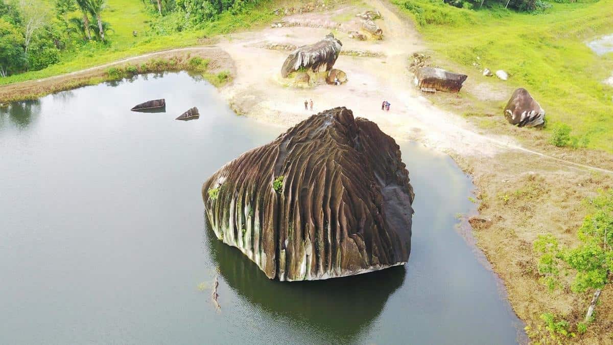 Batu Belimbing, 1. Pantai Pasir Panjang, 2. Rumah Radakng, 3. Danau Sebedang, 4. Rumah Adat Dayak Betang, 5. Pulau Lemukutan, 6. Masjid Jami’ Keraton Sambas, 7. Pantai Kura-Kura, 8. Goa Maria Bukit Kelam, 9. Batu Belimbing, 10. Jamthang Village Kaliasin