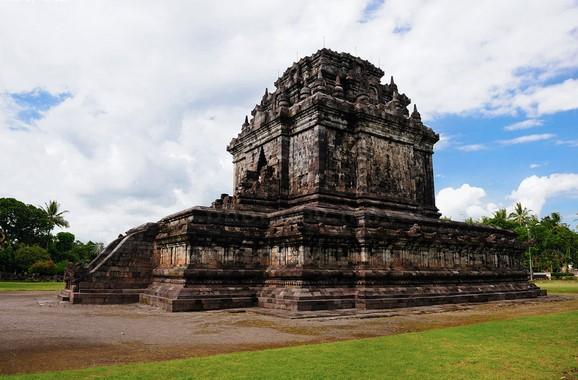 Candi Mendut, 1. Candi Borobudur, 2. Candi Plaosan, 3. Candi Arjuna, 4. Candi Mendut, 5. Candi Sukuh, 6. Candi Gedong Songo, 7. Candi Cetho, 8. Candi Pawon, 9. Candi Kethek, 10. Candi Pringapus