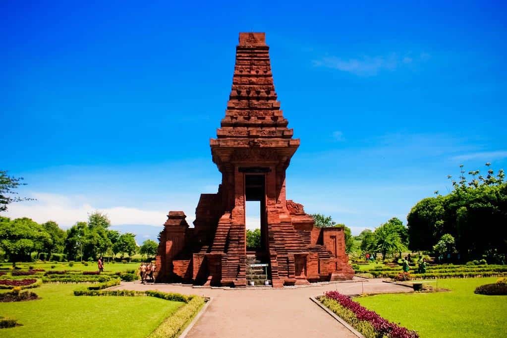 Candi Bajang Ratu, 1. Candi Singasari, 2. Candi Penataran, 3. Candi Bajang Ratu, 4. Candi Tikus, 5. Candi Gununggangsir, 6. Candi Kidal, 7. Candi Jago, 8. Candi Brahu, 9. Candi Wringin Lawang, 10. Candi Jawi