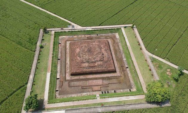Candi Batujaya, 1. Prasasti Tugu, 2. Prasasti Kebon Kopi I, 3. Prasasti Jambu, 4. Prasasti Muara Cianten, 5. Candi Cibuaya, 6. Prasasti Kebon Kopi II, 7. Prasasti Cidanghiyang/Lebak, 8. Prasasti Pasir Awi, 9. Prasasti Ciaruteun, 10. Candi Batujaya