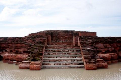 Candi Cibuaya, 1. Prasasti Tugu, 2. Prasasti Kebon Kopi I, 3. Prasasti Jambu, 4. Prasasti Muara Cianten, 5. Candi Cibuaya, 6. Prasasti Kebon Kopi II, 7. Prasasti Cidanghiyang/Lebak, 8. Prasasti Pasir Awi, 9. Prasasti Ciaruteun, 10. Candi Batujaya