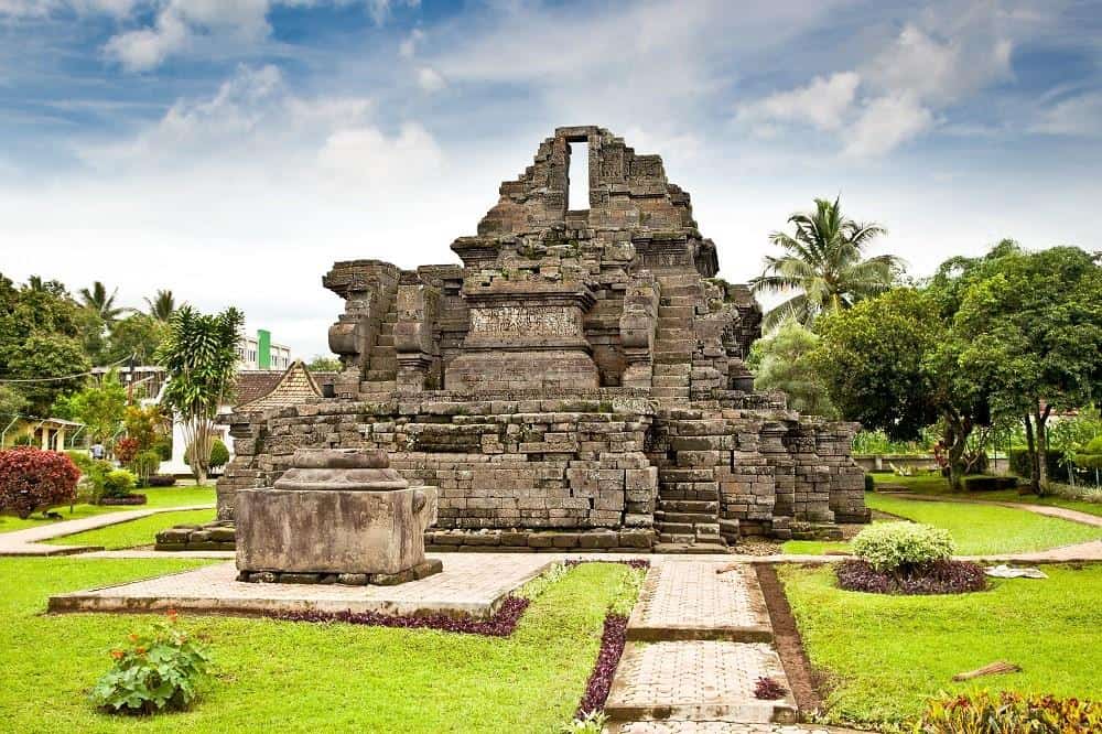 Candi Jago, 1. Candi Singasari, 2. Candi Penataran, 3. Candi Bajang Ratu, 4. Candi Tikus, 5. Candi Gununggangsir, 6. Candi Kidal, 7. Candi Jago, 8. Candi Brahu, 9. Candi Wringin Lawang, 10. Candi Jawi