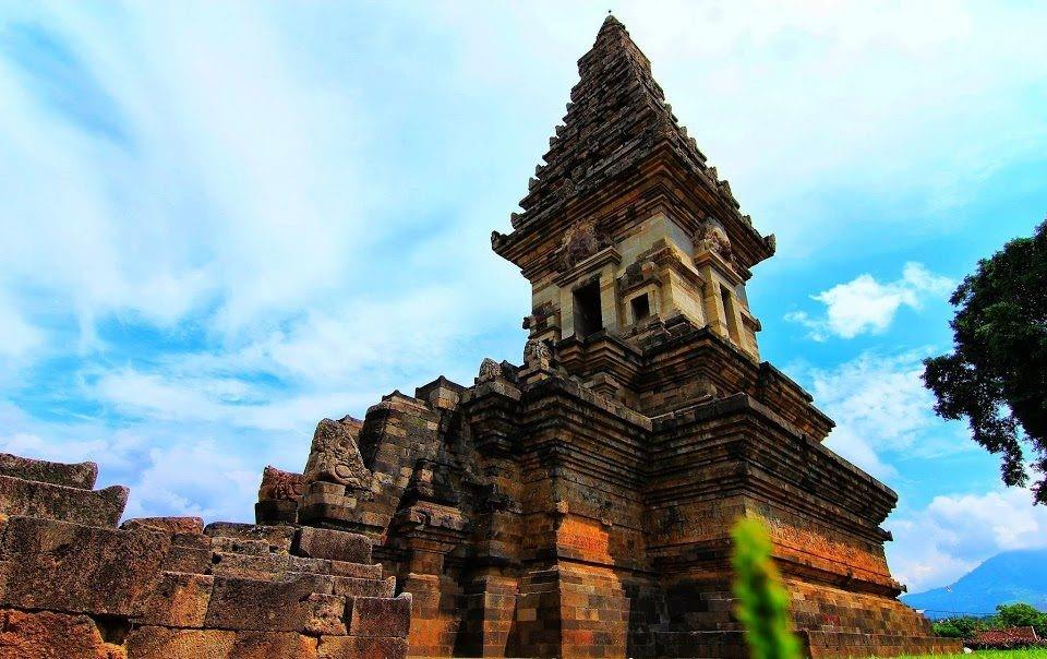 Candi Jawi, 1. Candi Singasari, 2. Candi Penataran, 3. Candi Bajang Ratu, 4. Candi Tikus, 5. Candi Gununggangsir, 6. Candi Kidal, 7. Candi Jago, 8. Candi Brahu, 9. Candi Wringin Lawang, 10. Candi Jawi