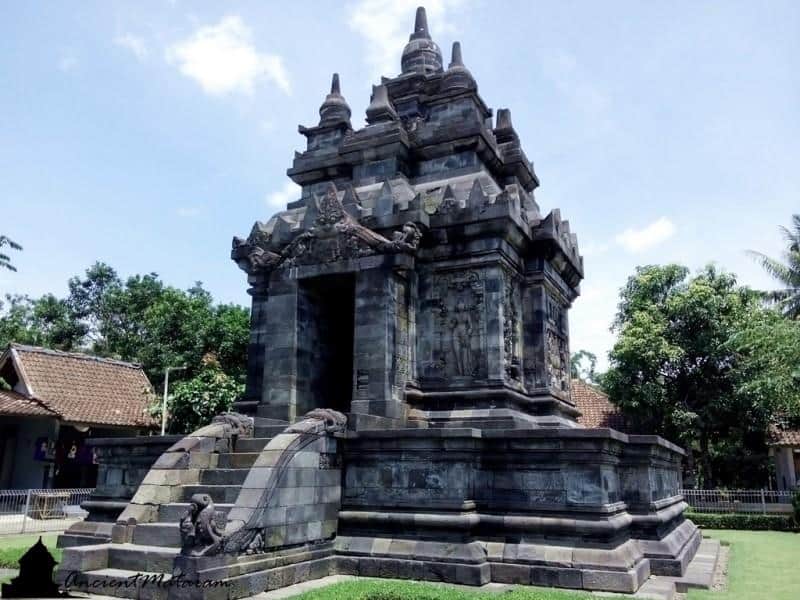 Candi Pawon, 1. Candi Borobudur, 2. Candi Plaosan, 3. Candi Arjuna, 4. Candi Mendut, 5. Candi Sukuh, 6. Candi Gedong Songo, 7. Candi Cetho, 8. Candi Pawon, 9. Candi Kethek, 10. Candi Pringapus