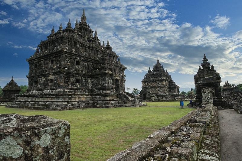 Candi Plaosan, 1. Candi Borobudur, 2. Candi Plaosan, 3. Candi Arjuna, 4. Candi Mendut, 5. Candi Sukuh, 6. Candi Gedong Songo, 7. Candi Cetho, 8. Candi Pawon, 9. Candi Kethek, 10. Candi Pringapus