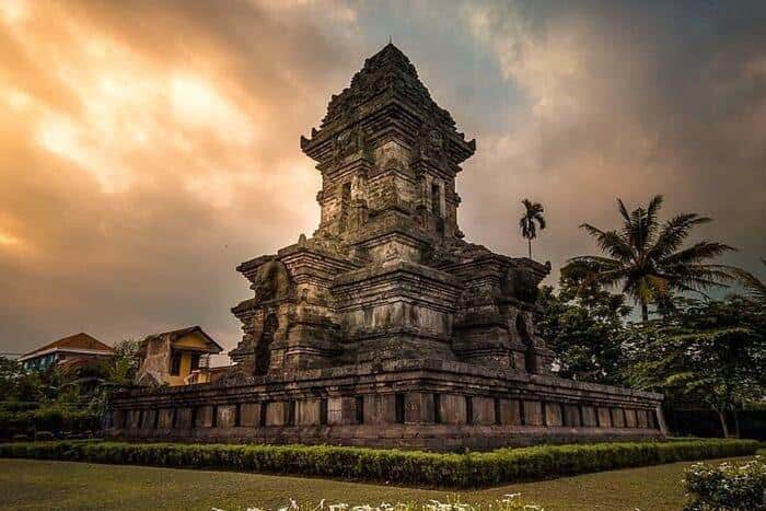 Candi Singasari, 1. Candi Singasari, 2. Candi Penataran, 3. Candi Bajang Ratu, 4. Candi Tikus, 5. Candi Gununggangsir, 6. Candi Kidal, 7. Candi Jago, 8. Candi Brahu, 9. Candi Wringin Lawang, 10. Candi Jawi