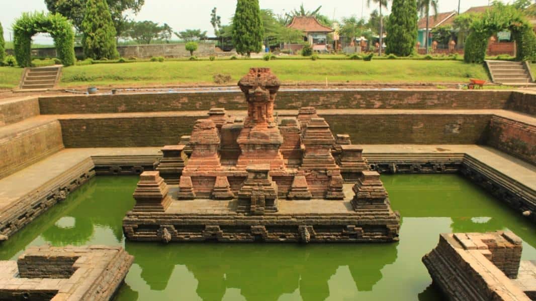Candi Tikus, 1. Candi Singasari, 2. Candi Penataran, 3. Candi Bajang Ratu, 4. Candi Tikus, 5. Candi Gununggangsir, 6. Candi Kidal, 7. Candi Jago, 8. Candi Brahu, 9. Candi Wringin Lawang, 10. Candi Jawi