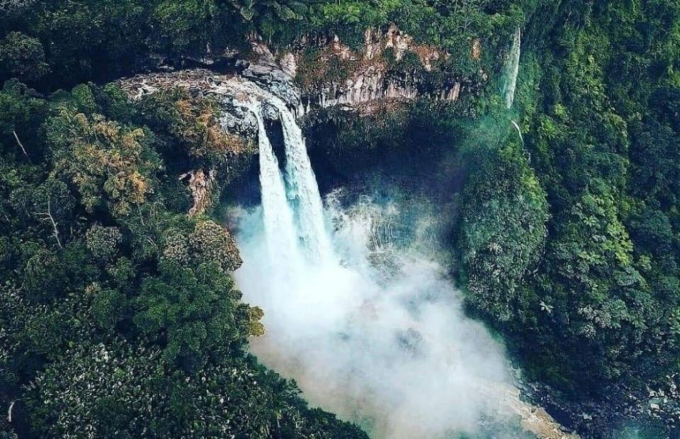 Coban Sriti, 1. Air Terjun Kapas Biru, 2. Puncak B29, 3. Gunung Lemongan, 4. Air Terjun Tumpak Sewu, 5. Coban Sriti, 6. Ranu Regulo, 7. Goa Tetes, 8. Gunung Bromo, 9. Gunung Semeru, 10. Pantai Pandan