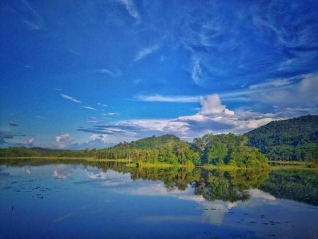 Danau Sebedang, 1. Pantai Pasir Panjang, 2. Rumah Radakng, 3. Danau Sebedang, 4. Rumah Adat Dayak Betang, 5. Pulau Lemukutan, 6. Masjid Jami’ Keraton Sambas, 7. Pantai Kura-Kura, 8. Goa Maria Bukit Kelam, 9. Batu Belimbing, 10. Jamthang Village Kaliasin
