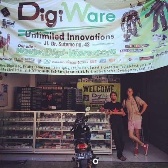 Digi Ware, 1. Istana BEC, 2. Log In Megastore, 3. Aneka Elektronik, 4. Toko Laris, 5. Digi Ware, 6. Bursa Celullar Jamika, 7. Sun Electronic, 8. Megacell, 9. Butik Dukomsel, 10. Kosambi Electronic