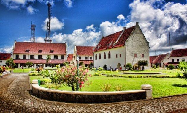 Fort Rotterdam, 1. Fort Rotterdam, 2. Pantai Tanjung Bira, 3. Taman Nasional Taka Bonerate, 4. Gunung Latimojong, 5. Taman Nasional Bantimurung Bulusaraung, 6. Kampoeng Karst Rammang Rammang, 7. Tana Toraja, 8. Pulau Kodingareng Keke, 9. Danau Mahalona, 10. Pulau Gusung