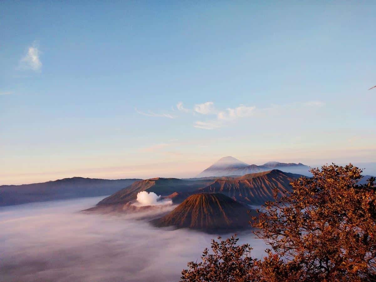 Gunung Bromo, 1. Air Terjun Kapas Biru, 2. Puncak B29, 3. Gunung Lemongan, 4. Air Terjun Tumpak Sewu, 5. Coban Sriti, 6. Ranu Regulo, 7. Goa Tetes, 8. Gunung Bromo, 9. Gunung Semeru, 10. Pantai Pandan