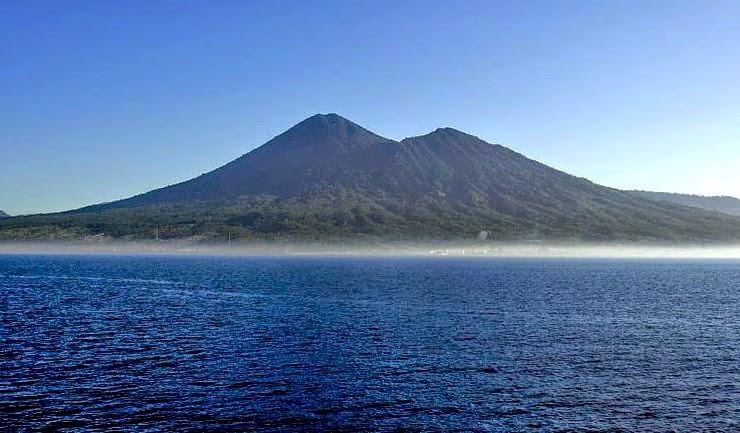 Gunung Dua Saudara, 1. Danau Linow, 2. Pulau Siladen, 3. Bukit Kasih, 4. Pulau Manado Tua, 5. Gunung Tumpa, 6. Taman Laut Tumbak, 7. Pulau Lembeh, 8. Pulau Lihaga, 9. Gunung Dua Saudara, 10. Taman Nasional Bunaken