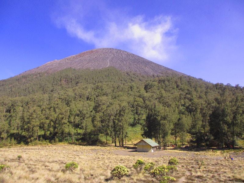 Gunung Semeru, 1. Air Terjun Kapas Biru, 2. Puncak B29, 3. Gunung Lemongan, 4. Air Terjun Tumpak Sewu, 5. Coban Sriti, 6. Ranu Regulo, 7. Goa Tetes, 8. Gunung Bromo, 9. Gunung Semeru, 10. Pantai Pandan