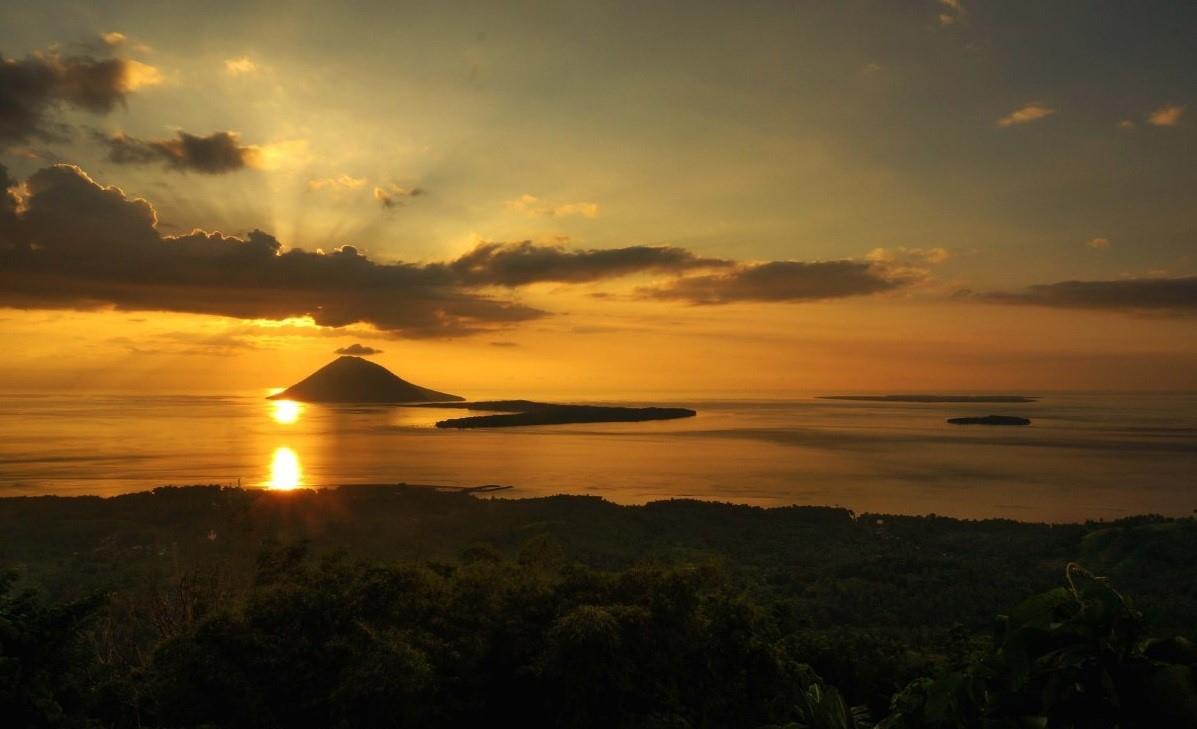 Gunung Tumpa, 1. Danau Linow, 2. Pulau Siladen, 3. Bukit Kasih, 4. Pulau Manado Tua, 5. Gunung Tumpa, 6. Taman Laut Tumbak, 7. Pulau Lembeh, 8. Pulau Lihaga, 9. Gunung Dua Saudara, 10. Taman Nasional Bunaken