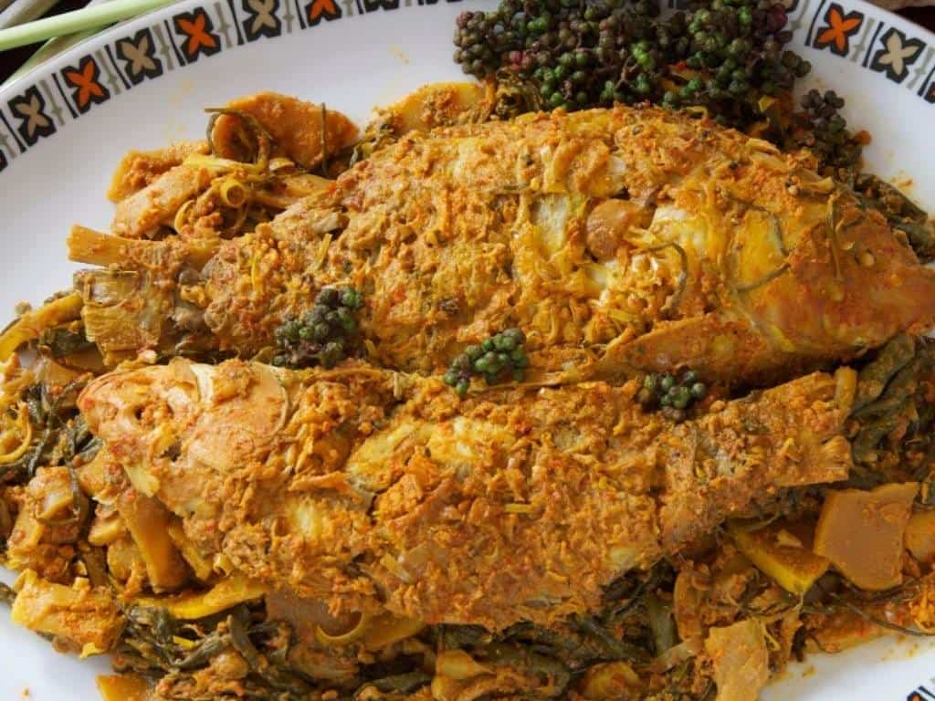 Ikan Arsik, 1. Tipatipa , 2. Mie Gomak, 3. Ikan Arsik, 4. Naniura, 5. Dali Ni Horbo, 6. Sira Pege, 7. Daun Ubi Tumbuk, 8. Daun Ubi Jantung Pisang, 9. Sambal Tuktuk, 10. Itak Gurgur