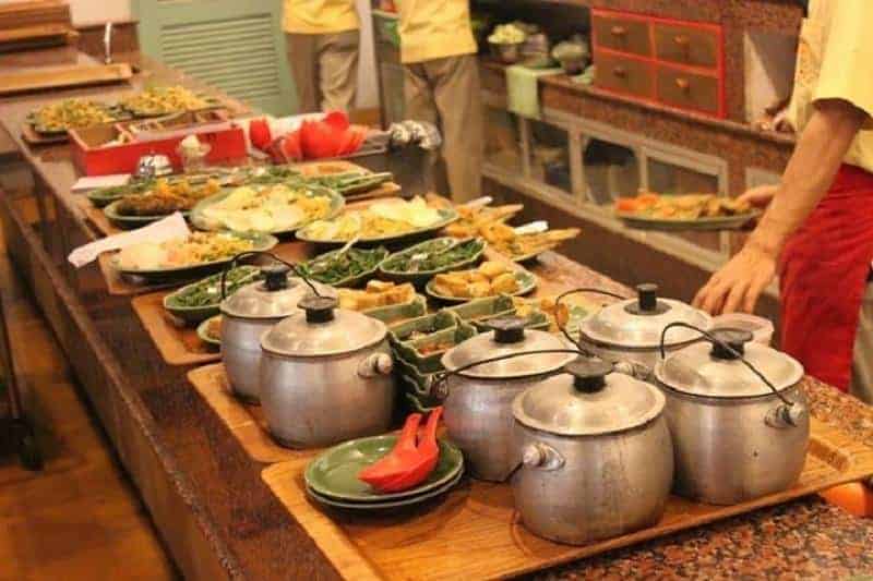 Ikan Bakar Cianjur, 1. Dapur Sunda, 2. Dapur Kuring, 3. Bumbu Desa, 4. Talaga Sampireun, 5. Gubug Mang Engking, 6. Riung Sunda, 7. Rumah Makan Ampera, 8. Sambara Resto, 9. Ikan Bakar Cianjur, 10. Bensunda