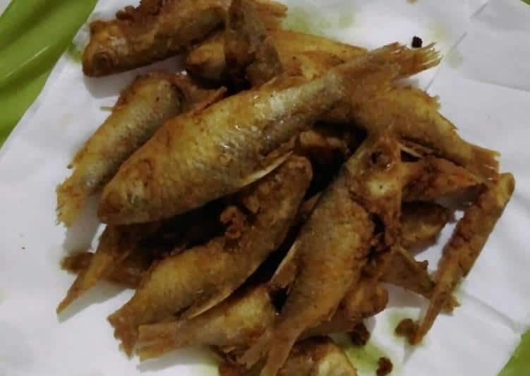 Ikan Wader Goreng, 1. Pecel Gendar, 2. Nasi Tiwul, 3. Lentho Goreng, 4. Ikan Wader Goreng, 5. Besengek, 6. Geti Wijen, 7. Kacang Mede, 8. Ayam Panggang, 9. Jangan Lombok Ijo, 10. Cabuk Wijen