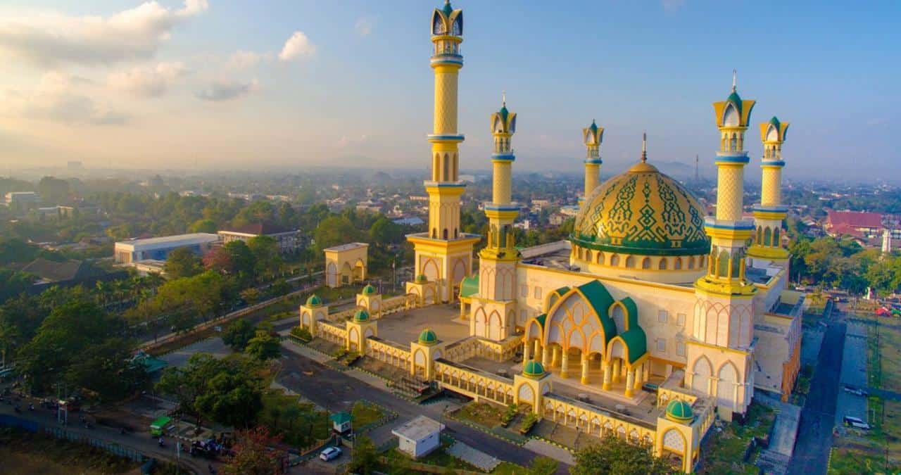 Islamic Center Nusa Tenggara Barat, 1. Desa Sasak Sade, 2. Pantai Kuta Lombok, 3. Goa Bangkang Prabu, 4. Pantai Selong Belanak, 5. Pantai Seger, 6. Masjid Kuno Gunung Pujut, 7. Pantai Tanjung Aan, 8. Bukit Merese, 9. Taman Wisata Tonjeng Beru, 10. Islamic Center Nusa Tenggara Barat