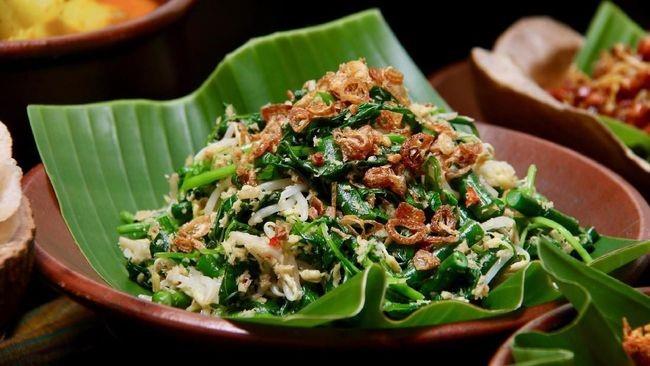 Kohu-Kohu, 1. Papeda, 2. Rujak Natsepa, 3. Nasi Kelapa, 4. Nasi Bambu, 5. Nasi Lapola, 6. Pisang Asar, 7. Sambal Colo-Colo, 8. Gogos, 9. Kohu-Kohu, 10. Roti Kering Kenari