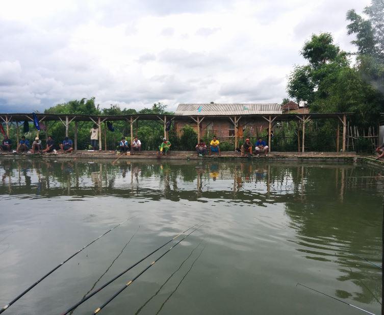 1. Mabuk Mancing Fishing N Resto, 2. Omah Iwak Teddy Nem, 3. Kolam Pemancingan Alam Indah, 4. Kolam Pemancingan Telaga Kencana, 5. Kolam Pemancingan Bamboe Jaya, 6. Pemancingan Telaga Amprong, 7. Kolam Pemancingan Bamboe Sa, 8. Kolam Pancing Bulurejo, 9. Warung dan Kolam Pancing Sumber Rezeki, 10. Warung Pring Pethuk