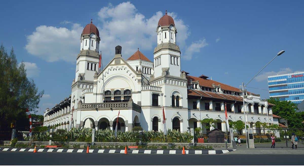 Lawang Sewu, 1. Klenteng Sam Poo Kong, 2. Brown Canyon, 3. Kampung Pelangi, 4. Kota Lama Semarang, 5. Lawang Sewu, 6. Grand Maerakaca, 7. Museum Rekor Dunia-Indonesia, 8. Old City 3D Trick Art Museum, 9. Taman Indonesia Kaya, 10. Masjid Agung Jawa Tengah