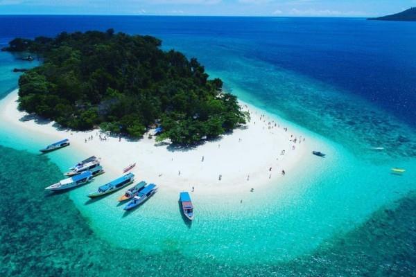 Pulau Lihaga, 1. Danau Linow, 2. Pulau Siladen, 3. Bukit Kasih, 4. Pulau Manado Tua, 5. Gunung Tumpa, 6. Taman Laut Tumbak, 7. Pulau Lembeh, 8. Pulau Lihaga, 9. Gunung Dua Saudara, 10. Taman Nasional Bunaken