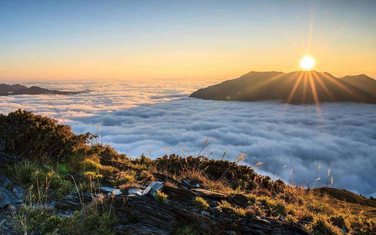 Puncak B29, 1. Air Terjun Kapas Biru, 2. Puncak B29, 3. Gunung Lemongan, 4. Air Terjun Tumpak Sewu, 5. Coban Sriti, 6. Ranu Regulo, 7. Goa Tetes, 8. Gunung Bromo, 9. Gunung Semeru, 10. Pantai Pandan