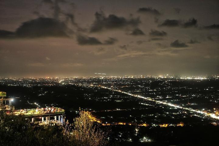 Puncak Pringgitan, 1. Telaga Ngebel, 2. Bukit Cumbri, 3. Puncak Pringgitan, 4. Wisata Tubing Kali Jajar, 5. Gunung Beruk, 6. Kedung Gamping, 7. Tumpak Pare, 8. Air Terjun Kokok Sawoo, 9. Gunung Masjid, 10. Watu Semaur