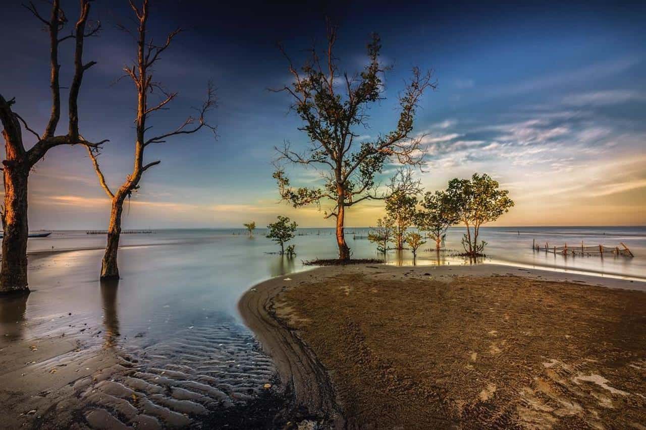 Pantai Amal, 1. Museum Rumah Bundar, 2. Kawasan Konservasi Mangrove dan Bekantan, 3. Pantai Amal, 4. Islamic Center Tarakan, 5. Pulau Sadau, 6. Taman Berlabuh, 7. Baloy Mayo Adat Tidung, 8. Museum Sejarah Perang Dunia II, 9. Agrowisata Karungan