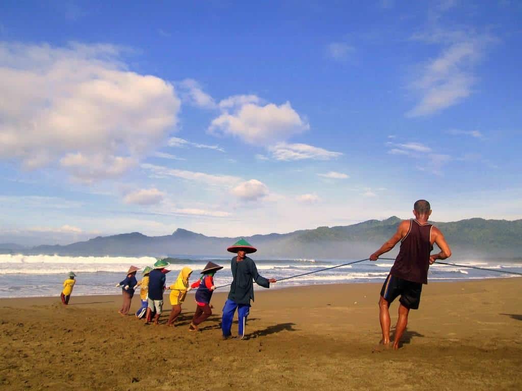 Pantai Blado, 1. Pantai Pelang Wonocoyo Panggul, 2. Pantai Cengkrong, 3. Pantai Prigi, 4. Pantai Karanggongso, 5. Pantai Ngulungwetan, 6. Pantai Indah Djoketro, 7. Pantai Kuyon, 8. Pantai Damas, 9. Pantai Taman Kili-Kili, 10. Pantai Blado