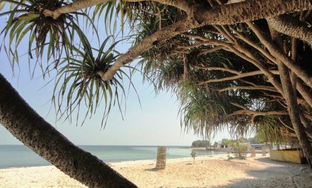 Pantai Empu Rancak, 1. Pantai Kartini, 3. Pantai Pailus, 4. Pantai Ngelom, 5. Pantai Bandengan, 6. Pantai Empu Rancak, 7. Pulau Panjang, 8. Pulau Cilik, 9. Menjangan Kecil, Karimun Jawa, 10. Pantai Annora