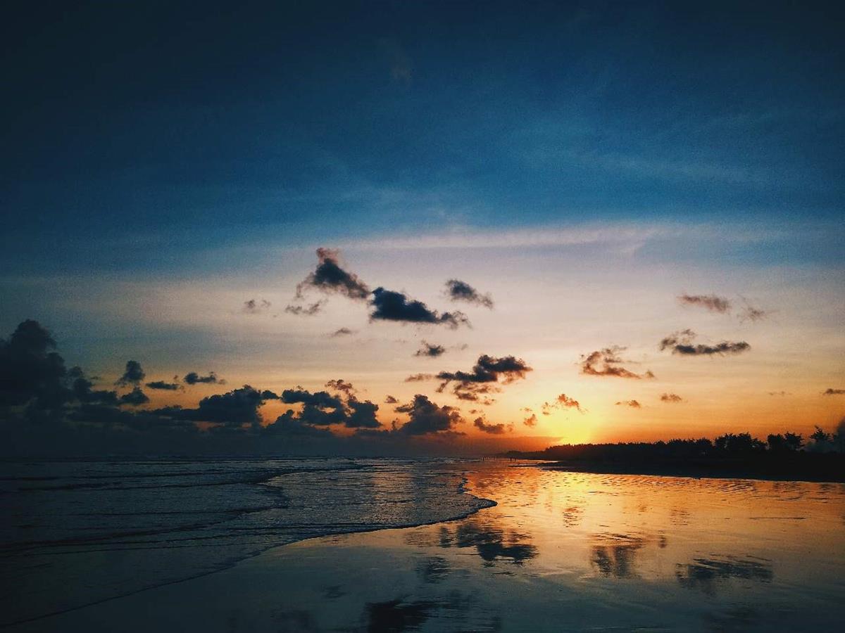 Pantai Jetis, 1. Pantai Jetis, 2. Pantai Nusakambangan, 3. Pantai Indah Widarapayung, 4. Pantai Permisan, 5. Pantai Teluk Penyu, 6. Pantai Karang Pandan, 7. Pantai Kamulyan Cilacap, 8. Pantai Sodong, 9. Pantai Kali Kencana Cilacap, 10. Pantai Kalipat