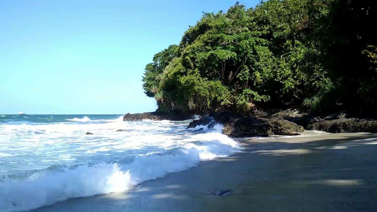 Pantai Karang Pandan, 1. Pantai Jetis, 2. Pantai Nusakambangan, 3. Pantai Indah Widarapayung, 4. Pantai Permisan, 5. Pantai Teluk Penyu, 6. Pantai Karang Pandan, 7. Pantai Kamulyan Cilacap, 8. Pantai Sodong, 9. Pantai Kali Kencana Cilacap, 10. Pantai Kalipat