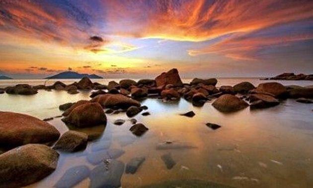 Pantai Kura-Kura, 1. Pantai Pasir Panjang, 2. Rumah Radakng, 3. Danau Sebedang, 4. Rumah Adat Dayak Betang, 5. Pulau Lemukutan, 6. Masjid Jami’ Keraton Sambas, 7. Pantai Kura-Kura, 8. Goa Maria Bukit Kelam, 9. Batu Belimbing, 10. Jamthang Village Kaliasin